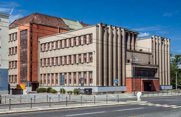 Vestibul přízemí zdobí rozměrná art decová vitráž s námětem oslavy pru myslu a