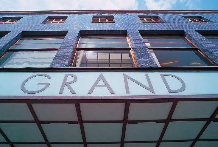 Grandhotel a Okresní dům místo: Pardubice náměstí Republiky 1400 autor: Josef Gočár realizace: 1927 1931 Čtyřpatrovy funkcionalisticky palác se