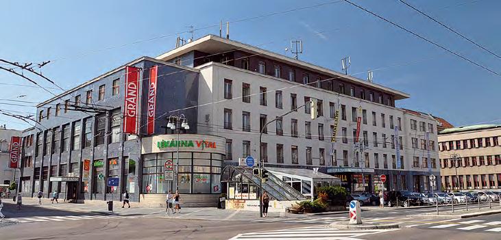 nové architektury představoval přízemní rondel se střes ní terasou na nároží budovy.