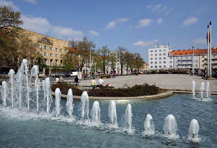Ulrichovo náměstí místo: Hradec Králové autor: Josef Gočár realizace: 1927 1932 Definitivní podobu nejvy znamnějs ího urbanistického prostoru ve městě