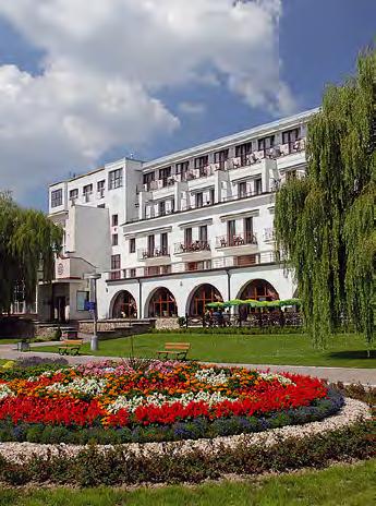 V přízemí otevírajícím se obloukovy mi okny do parku se nacházela restaurace a kavárna.
