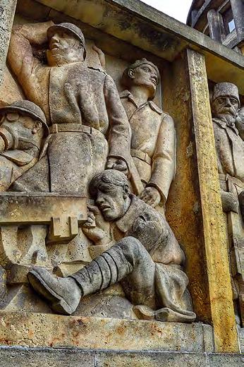 Vzhledem k nedostatku peněz práce ustaly v roce 1937, kdy byla centrální věž dostavěna do vy s ky 25 metru. Provizorní zakrytí nahradila později hvězdářská kupole.