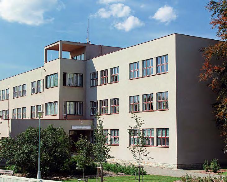 Polic ky, podle jehož projektu vznikly tamnějs í Masarykovy s koly, a Kotěru v žák Vojtěch Vanicky, ktery v rodné Sloupnici postavil mohutnou sokolovnu.