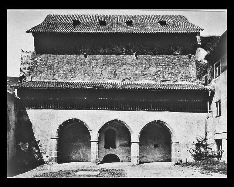 Písek.