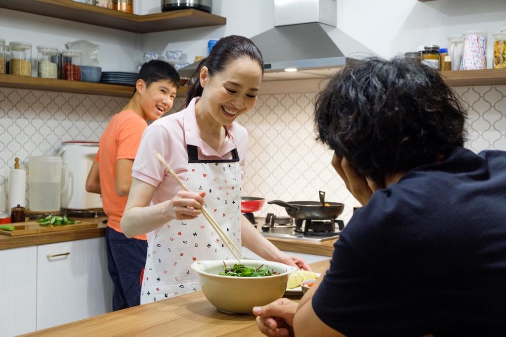 PRESSKIT BISTRO RAMEN Drama, Singapur / Japonsko, 2018 89 min Režie: Eric Khoo Sceńář: Tan Fong Cheng, Kim Hoh Wong Kamera: Brian Gothong Tan Hudba: Kevin Matthews Hrají: Takumi Saito, Seiko Matsuda,