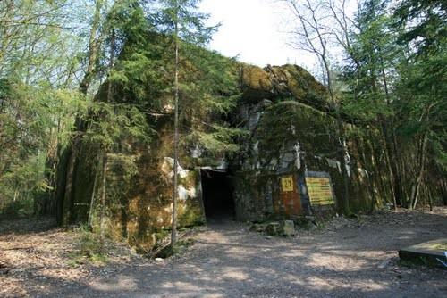 menších bunkrů, se stěnami dva metry silnými, zděné domy s ocelovými okenicemi a dřevěná kasárna.