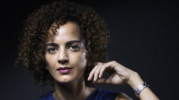 Leila Slimani NĚŽNÁ PÍSEŇ Najmout si pro své dvě malé děti stálou chůvu je pro skromnou pařížskou domácnost Myriam a Paula finančně takřka neúnosné.
