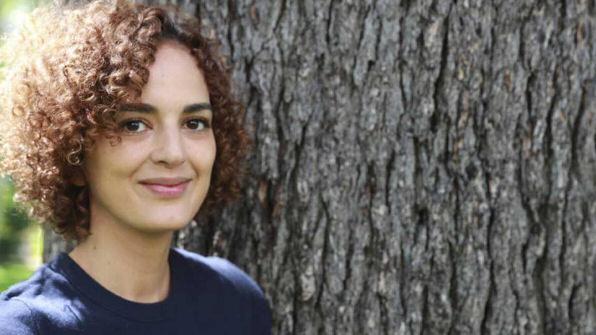Leila Slimaniová (* 1981) se narodila a vyrůstala v marockém Rabatu v zámožné rodině, otec pracoval jako bankéř a matka byla jednou z prvních lékařek v Maroku.