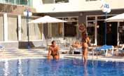 Hotel je znám velmi dobrou kuchyní a barovým zázemím, disponuje pěknými a vekými bazény s možností posezení a odpočinku.
