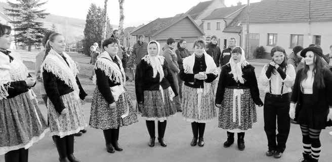 Tento historický kousek vzbuzoval na silnicích uznalý respekt okolo projíždějících aut, ale i lidí, kteří