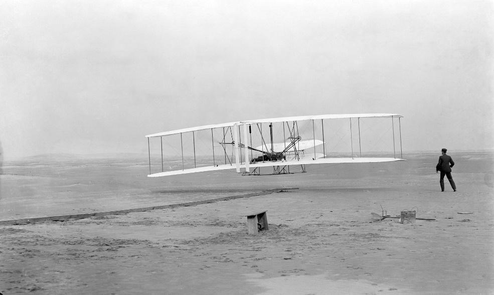 Na kluzák připevnili motor a vrtule. Sestrojený stroj pojmenovali Flyer. První pokus letu se nezdařil. 17. prosince 1903 se Orville Wright chystal na pláži Kitty Hawk k druhému pokusu.