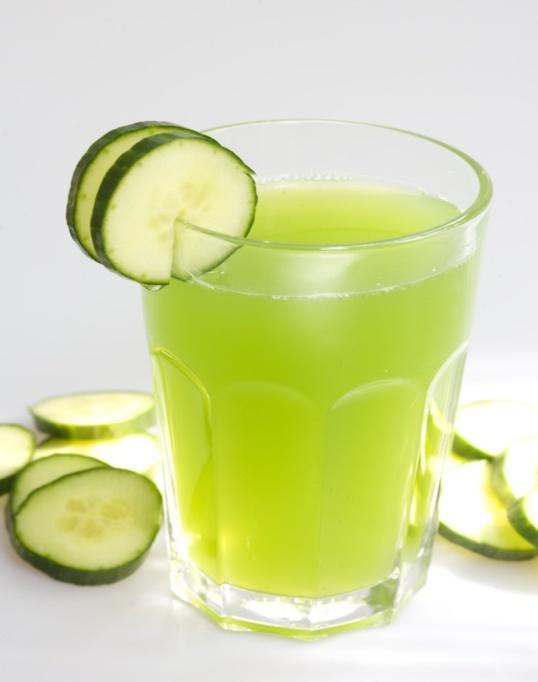 DOBRÉ DRINKY NA SILVESTRA Recept na 1 nápoj: 8cl ananasové šťávy nebo džusu, 4cl citrónového cukrového sirupu, sodovka nebo voda,