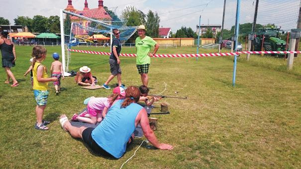 Celým dnem provázel dìti, jejich rodièe i ostatní