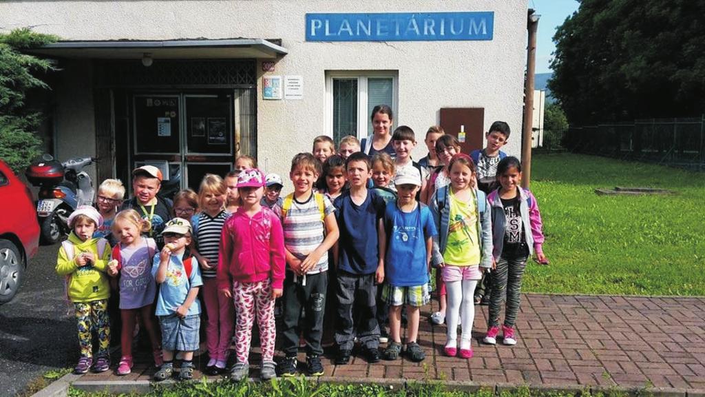 se žáci Pozorovali jsme nespoèetné naší školy spolu s dìtmi z množství vesmírných obmš, paní uèitelkami a panem jektù, jako jsou planety, Výlet do planetária Malý Soptík Dne 13.6.