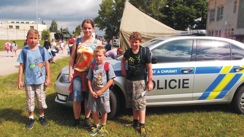 Shlédli jsme ukázky práce policie, hasièù, armády, vojenské policie, kynologù, záchranáøù a vìzeòské služby. Probìhlo vyhodnocení soutìže základních škol M.