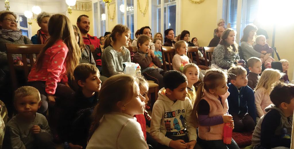 Před loutkovou pohádkou si mohli děti i dospělí vyzkoušet pletení z pedigu, případně se jen tak podívat, jak se plete, nebo si mohli zakoupit již hotový košík nebo