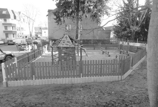 infopanel. V průběhu trvání bylo hřiště doplněno o dřevěné palisády, oplocení, odpadkový koš a lavičky.