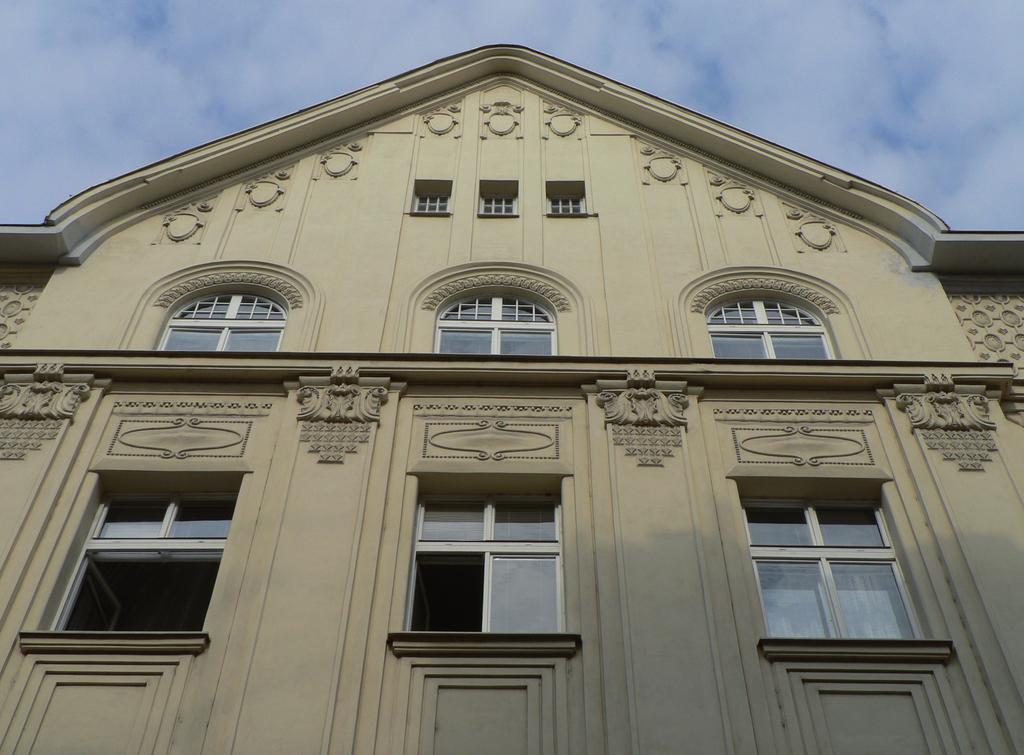 VÝROČNÍ