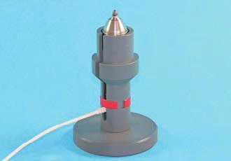 Kulička následuje vždy správně magnetický pól sondy. Přístroj umožňuje i měření tloušťky na zakřivení s radiusem 0,75 mm.
