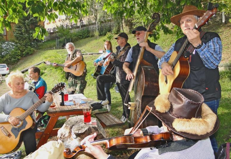 Festival byl zahájen v Malém sále léčebny Janský Dvůr za účasti generálního ředitele Státních léčebných lázní Ing. R. Bubly a 1. místostarosty města P. Hřebačky, proběhlo shromáždění členů AP.