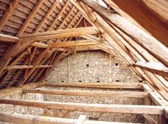 V roce 1999 byla provedena obnova krovu a střešního pláště na obytném stavení, následujícího roku pak na špýcharu a stodole.
