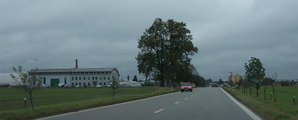 Obr. 1: Ilustrační foto silnice první třídy I/24 severně od Třeboně (příklad hlavní urbanizační osy spojující spádová sídla vyššího významu) 3.2. VEDLEJŠÍ URBANIZAČNÍ OSA ZADÁNÍ Doplňující (vedlejší) trasa, souběh dopravních tahů, nebo jiná osa, tvořící organizační prvek osídlení.