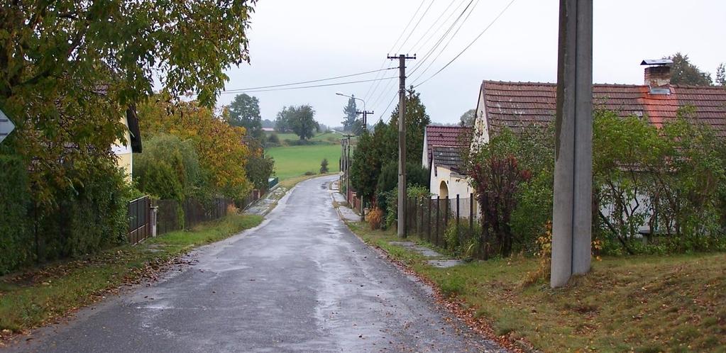 Obr. 2: Ilustrační foto silnice třetí třídy ve Stříbci (příklad vedlejší urbanizační osy spojující menší venkovská sídla) 3.