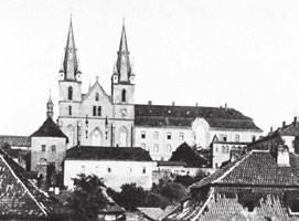 na věži objevily poprvé. Číslice 1900 Dnes jsou pozlaceny 24karátovým zlatem, což je úžasné.