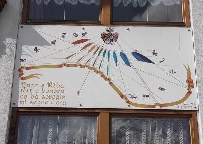 HodinyvArabba,ViaMesdiArabba,vItálii(ITBL1) mají 16 bodů a druhé místo. Tyto svislé sluneční hodiny upoutají grafickým provedením a gnómonickou bohatostí.