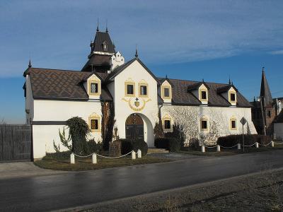 3). Auta zastavujeme na parkovišti před restauraci Dutý kámen a vydáváme se na krátkou pěší procházku po zelené turistické značce.