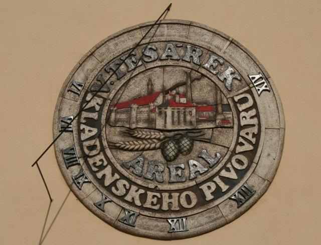 Na druhé straně jsou sice vzrostlejší stromy zastiňujícívýhled,aleipřestojepatrné,žesetamtakénalézávrchol.