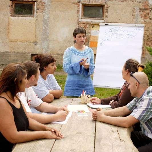 Komunitní práce cílem je navození trvalé sociální změny, která vychází zevnitř (klientů, komunity) napomáhá k zplnomocnění příslušníků komunity tak, aby se její členové stávali vědomými svých
