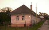 Dom pozostáva z 3 priestranných izieb, kuchyne, kúpeľne a WC. Pozemok 1000 m 2.