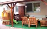 bungalov. Kolaudovaný r.2009, upravená záhrada so zavlaž. Dvojgaráž, kuchyňa so spotr., krb, podl. kúrenie, čistička vody.