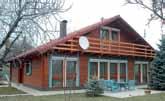 Pred domom dostatok parkovacieho miesta. ID: 4288 Tel: 0911 255 634 75.000 Nitra - Kalvária Rodinný dom 8-izbový, centre Nitra - Kalvária. 15 min.