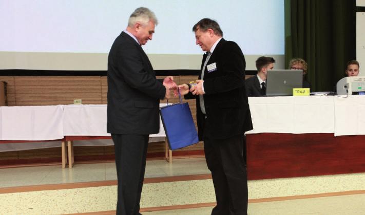 Před vyhlášením nejúspěšnějších týmů ocenili pořadatelé za osobní přínos k organizaci soutěže dlouholetého garanta prof. PhDr.
