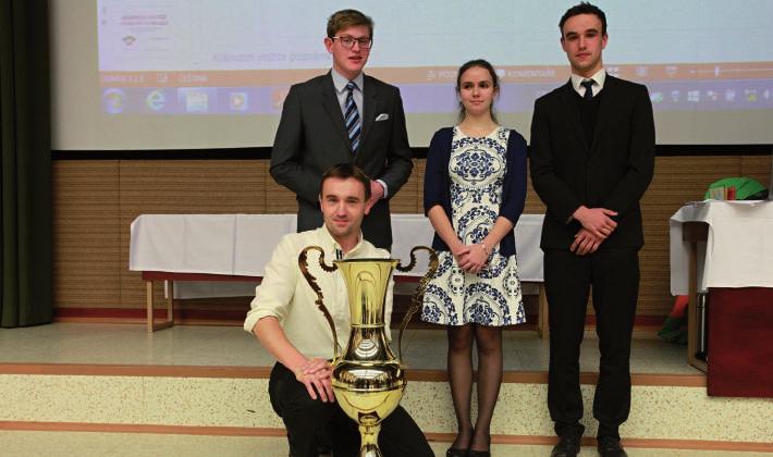 Na velmi pěkném 3. místě se umístilo Gymnázium Sušice. Zleva stojí předseda senátu Milan Štěch, prof. PhDr. Milan Hlavačka, CSc., pedagožka Mgr.