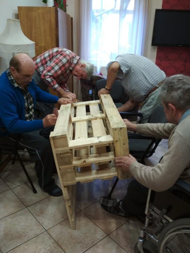 Práci se dřevem, s nábytkem, natěračské práce a spoustu dalšího, tak zařazujeme pravidelně do ergoterapií.