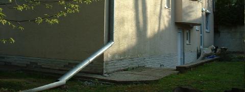 Ich nosná konštrukcia je vyložená konzolovite, podobne ako u balkónov.