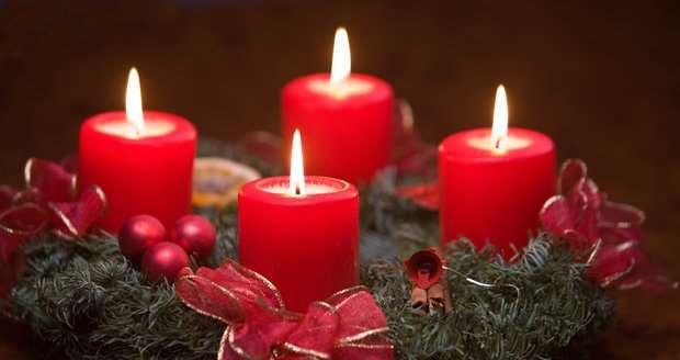 Adventní VĚneC Adventní věnec je v západních křesťanských církvích pomůcka k symbolickému odpočítávání čtyř týdnů adventu, doby příprav na Vánoce.