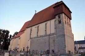 Na zvonici vede přes 100 schodů a v jedné části je úplná tma. Zvony uslyšíte pouze při mších a pohřbech. Na pohřeb se zvoní 10 min., 3 min. a 5 min. (18 min.). Na mši se zvoní 10 min.