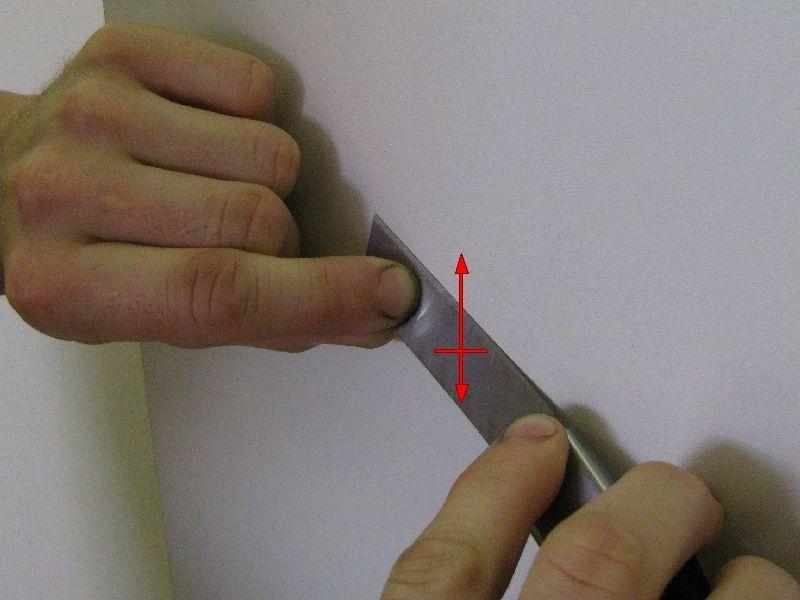 4 Příprava stěny Odstranění zbytků lepidla V případě, ţe je na skleněné stěně zbytek lepicí pásky po odstraněném předchozím monitoru, je potřeba zbytky lepidla odstranit.