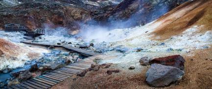 Dále na východ, cestou skrz islandské rozlehlé pláně plné koní a ovcí, je oblast geotermální aktivity, kde byl kdysi hlavní hvězdou Geysir (podle kterého se jmenují všechny ostatní gejzíry světa).