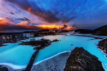 Hlavním lákadlem je tu Blue Lagoon (slavná Modrá laguna), která přitahuje veškerou pozornost. Patří k nejnavštěvovanějším místům na Islandu.