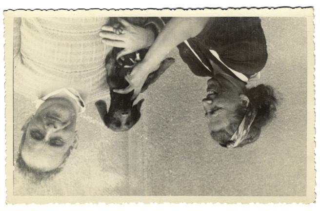 Karel Poláèek s pøítelkyní Dorou a psem Mydlinkou, Praha v létì 1943.