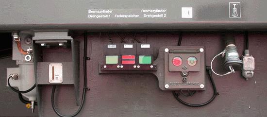 Namísto tlakové brzdy lokomotivy se proto v normálním provozu používá elektrodynamická brzda. Při rychločinném brždění se ihned zapojuje tlaková brzda. Slabé přebití hlav.