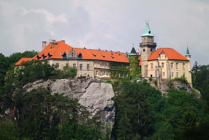 V roce 1804 zde byla vytvořena anglická zahrada a v roce 1859 byl zámek přestaven