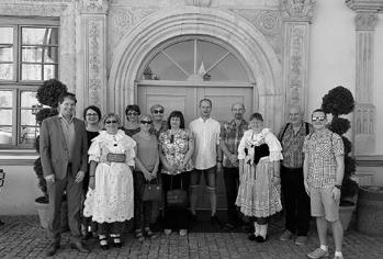 dubna odpoledne zavítaly na Masarykovo náměstí desítky lidí, aby se podílely na zdobení skoro osmimetrové májky, symbolu jara.