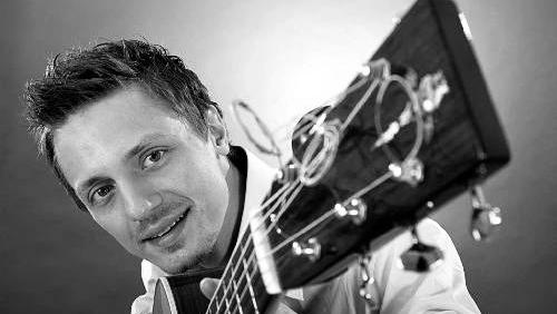 5 Interpret se za jeho pomoci bude snažit předat emoce a vůbec náladu písně i beze slov. Ondřej Ruml se hlavně dříve často objevoval v muzikálech.