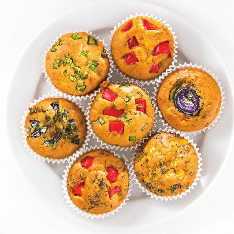KUKUŘIČNÝ NÁKYP S TVAROHEM KUKUŘIČNÉ MUFFINY 65 g kukuřičné krupice, 250 ml Fortini Multi Fibre, 10 g másla, 60 g tvarohu, 1 vejce, 1 stroužek česneku, čerstvý kopr, husí sádlo na vymazání formy, sůl